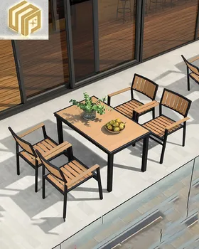 Комбинация стола и стула из массива дерева на открытом воздухе в отеле, кафе, сад, терраса во внутреннем дворе, стул для отдыха на открытом воздухе, стул на открытом воздухе
